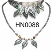 Assorted Colored Semi precious Chip Stone Beads Hematite Leaf Beads Stone Chain Choker Fashion Women Necklace